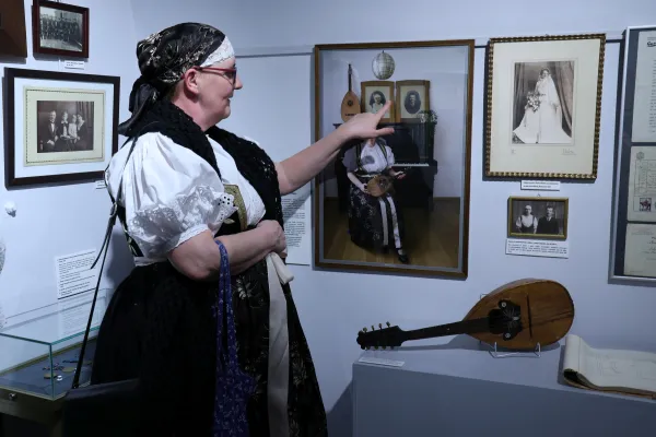 Na zdjęciu stojący ludzie 