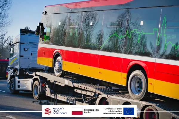 Na zdjęciu autobus na ciężąrówce 