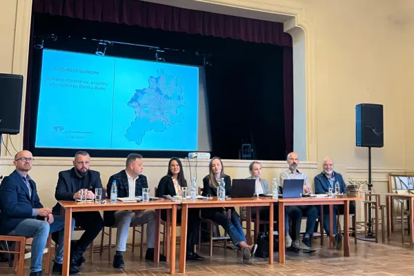 Na zdjęciu Przemysław Kamiński i przedstawiciele Biura Rozwoju Miasta