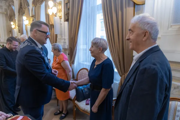 na zdjęciu osoby podczas uroczystości