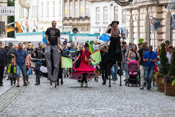 Na zdjęciu parada rozpoczynająca festiwal