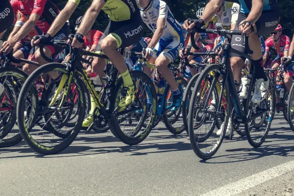 Na zdjęciu peleton rowerowy 