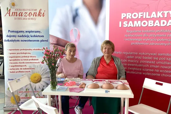 Na zdjęciu Amazonki przy swoim stoisku 
