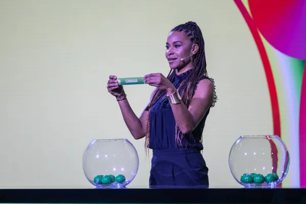 na zdjęciu piłkarka podczas losowania