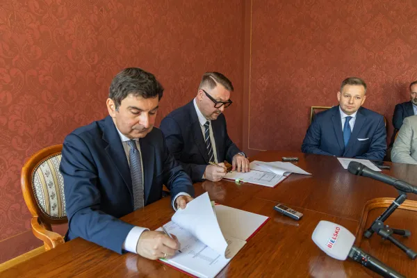 ba zdjęciu wojewoda i prezydent podczas podpisania