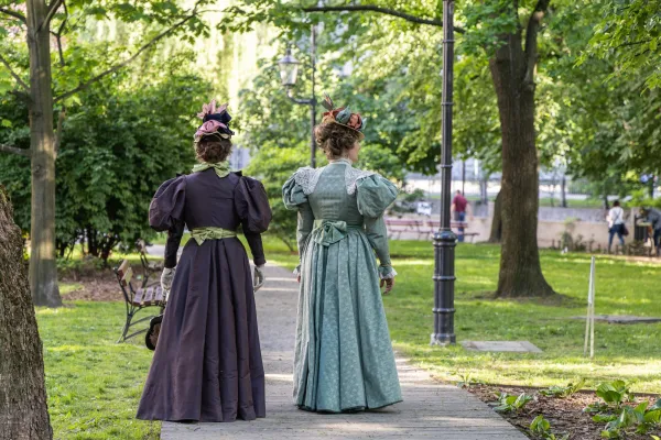 Na zdjęciu modelki ze stowarzyszenia Krynolina - panie w XIX-wiecznych sukniach idą przez park