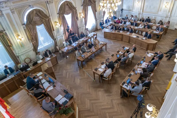Na zdjęciu siedzący ludzie 