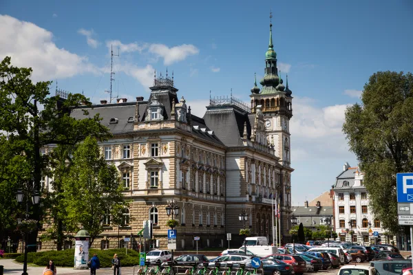 Na zdjęciu budynek Ratusza i samochody przed nim