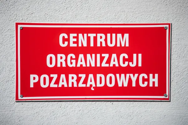 Na zdjęciu tabliczka: Centrum Organizacji Pozarządowych