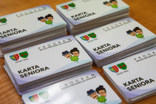 Na zdjęciu karta seniora 