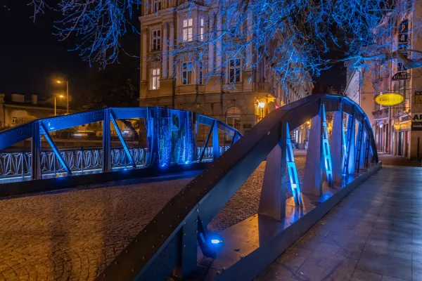 Na zdjęciu most na niebiesko podświetlony 