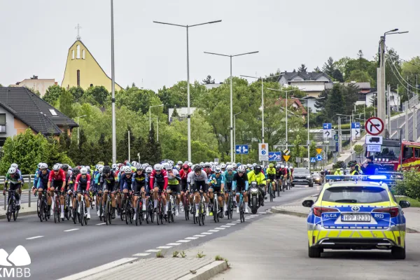 Na zdjęciu peleton kolarzy na ulicy w Bielsku-Białej  