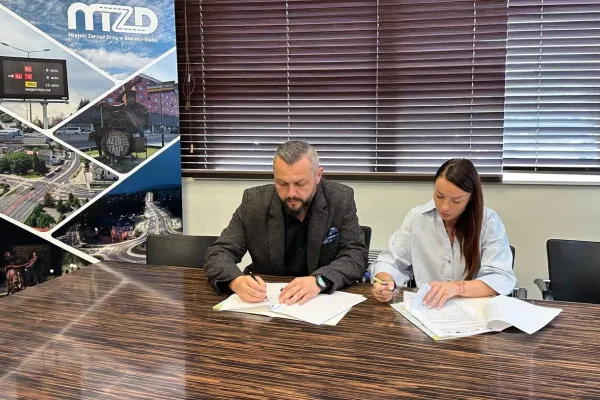 Na zdjęciu siedzący ludzie 