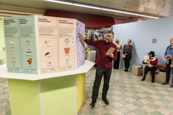 Na zdjęciu fragment wystawy i Rafał Sakowski, który oprowadza po ekspozycji 