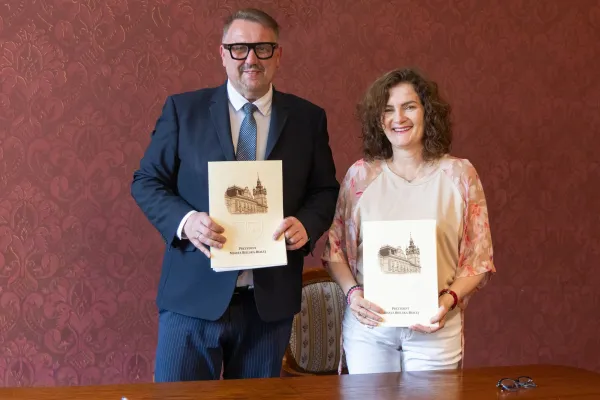 Na zdjęciu podpisujący umowę prezentują dokument 