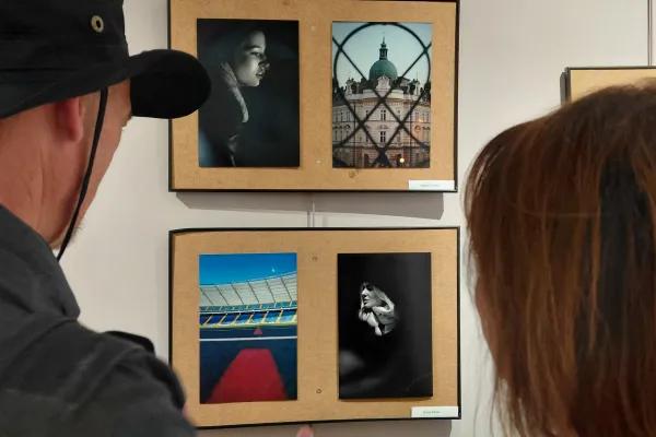 Na zdjęciu wystawa Fotowarsztat – Akademii Fotografii FotoGrupa2B 