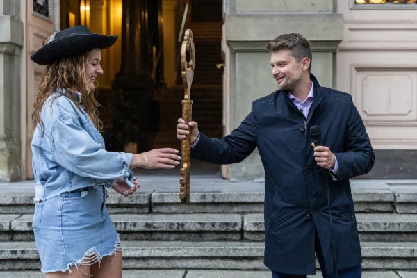 na zdjęciu prezydent przekazuje klucz do miasta