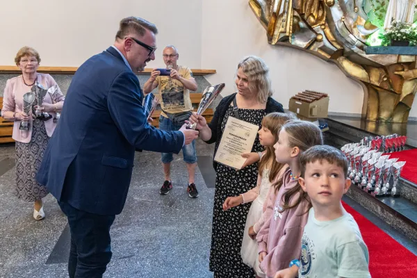 Na zdjęciu wręczenie pucharów 