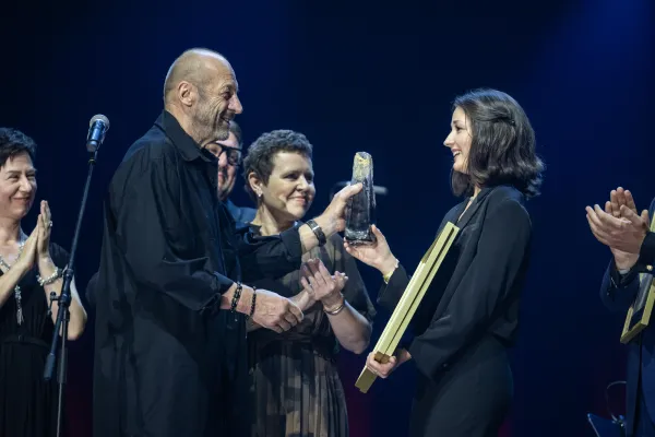 Na zdjęciu dyrektor artystyczny PSC Zbigniew Preisner i laureatka konkursu Zofia Michałowicz, w tle Monika Andrychowicz z Totalizatora Sportowego