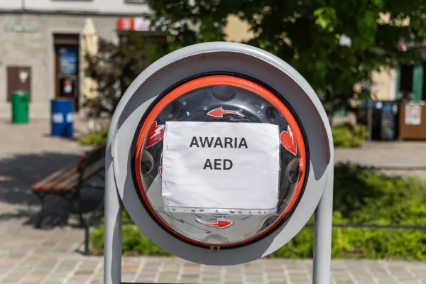 Na zdjęciu defibrylator z napisem: awaria 