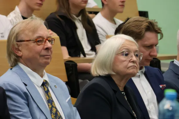 Na zdjęciu siedzący ludzie 