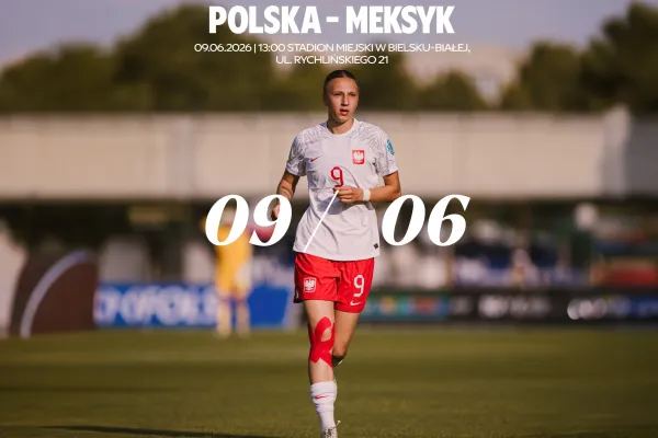 Osoba w sportowym stroju piłkarskim z numerem 9 stoi na boisku, a w tle widoczny jest tekst zapowiadający towarzyski mecz piłki nożnej między Polską a Meksykiem.