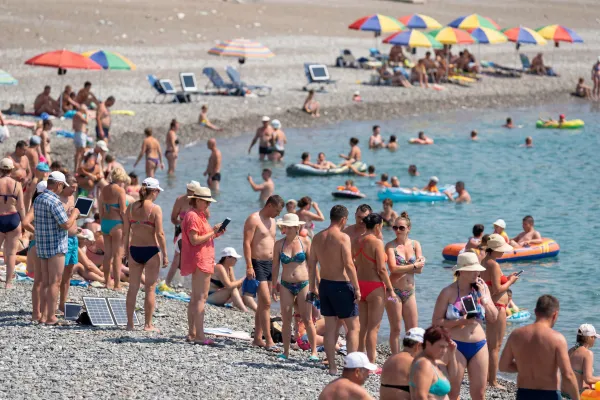 Na zdjęciu osoby na plaży