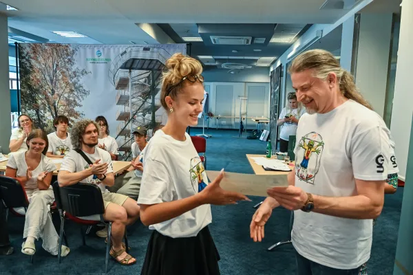 Uczestniczka Camp Generation 29 odbiera certyfikat od Przemysława Smyczka