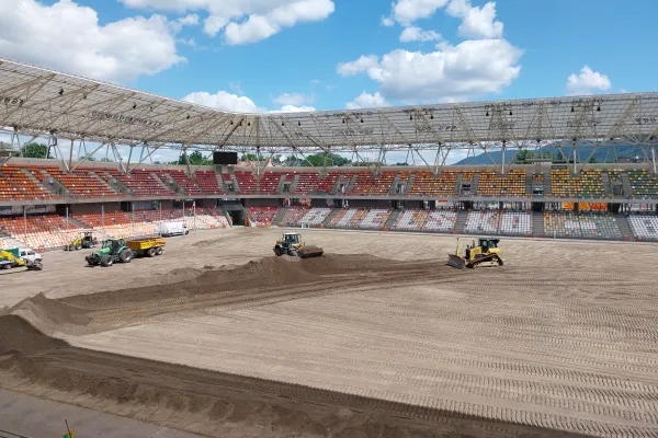 Na zdjęciu prace przygotowawcze pod wymianę murawy na stadionie 