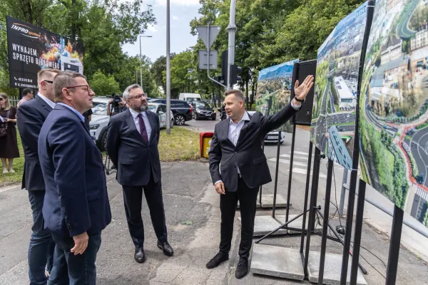 Na zdjęciu zastępca prezydenta Przemysław Kamiński prezentuje wizualizacje obwodnicy