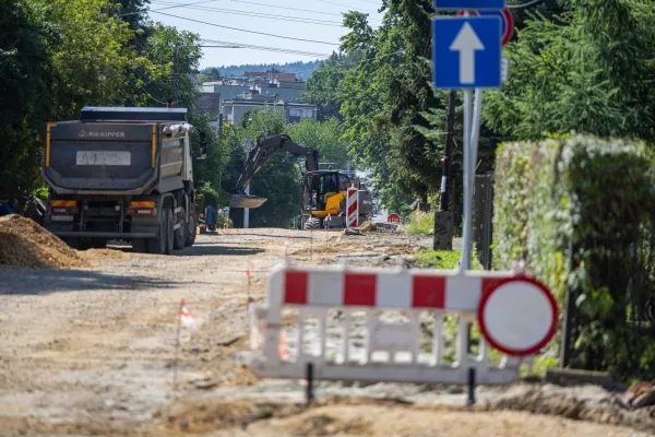 Na zdjęciu remontowana ulica Akademii Umiejętności 