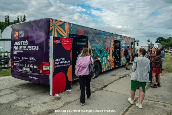 Na zdjęciu autobus PSK i ludzie wokół niego 
