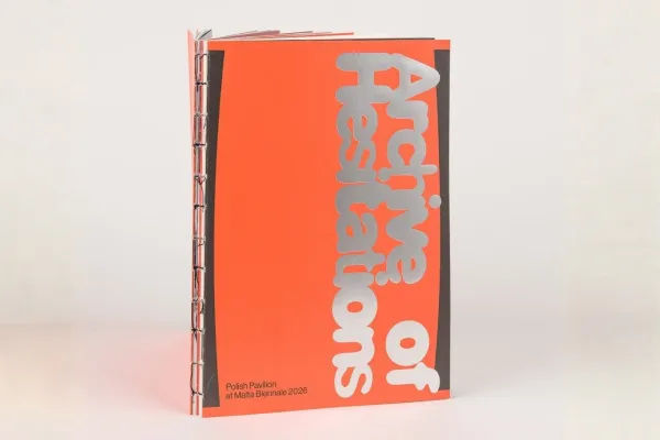 Na zdjęciu publikacja Archive of Hesitations / Archiwum wahań