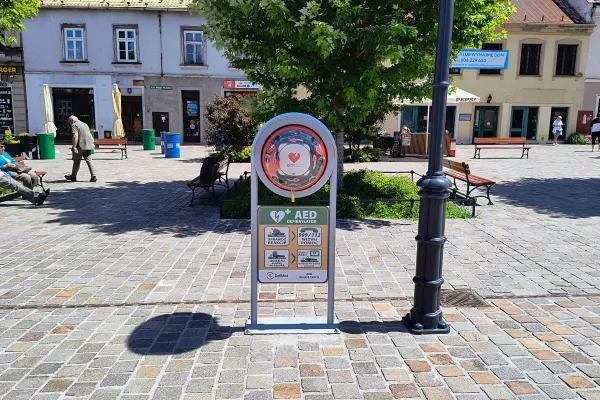 Na zdjęciu działający defibrylator