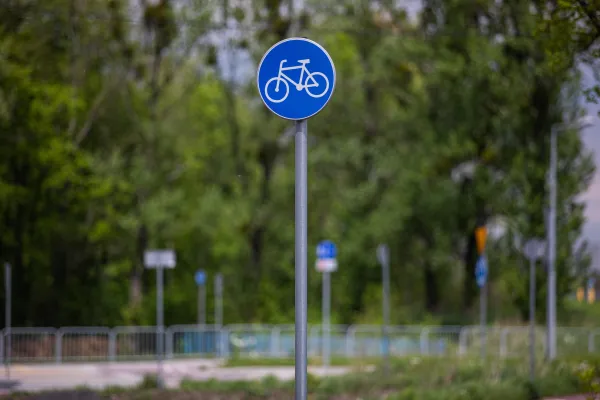 Na zdjęciu znak informujący o ścieżce rowerowej 