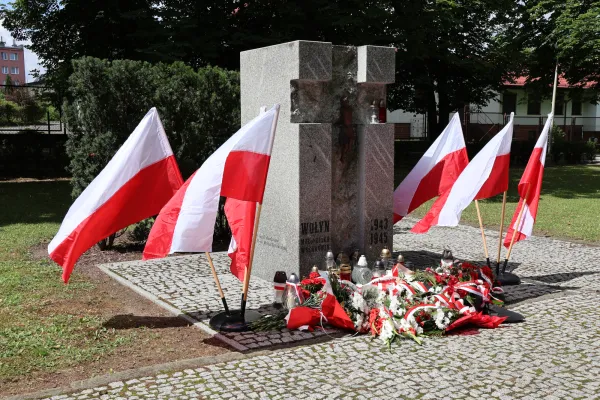 Na zdjęciu pomnik poświęcony ofiarom rzezi wołyńskiej