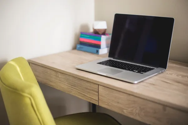 Na zdjęciu laptop na biurku 