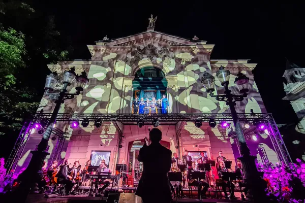 na zdjęciu koncert w oknie Teatru Polskiego