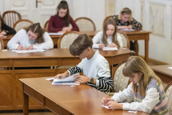 Na zdjęciu uczestnicy jednej z poprzednich edycji olimpiady piszą test