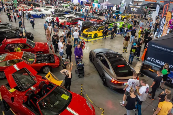 Na zdjęciu samochody w hali pod Dębowcem podczas poprzedniej edycji Moto show