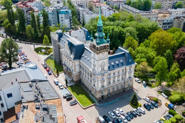 Na zdjęciu budynek Ratusza z lotu ptaka