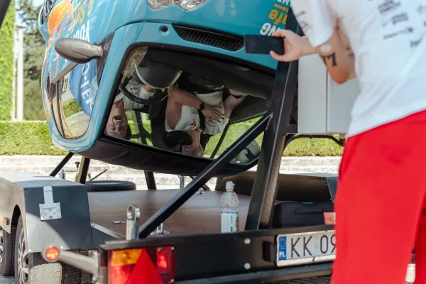 Na zdjęciu osoby w symulatorze dachowania 