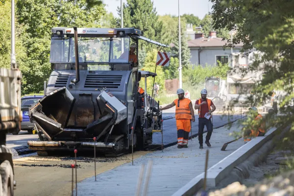 Na zdjęciu ciężka maszyna na remontowanej ulicy Piastowskiej i drogowcy obok 