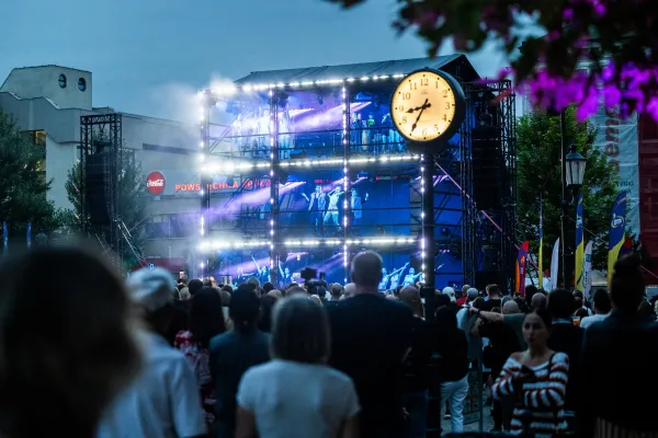 na zdjęciu scena