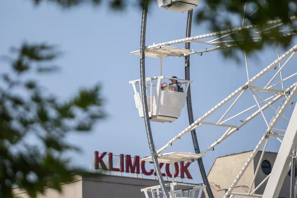 Na zdjęciu gondola z użytkownikami w środku, w tle napis Klimczok 