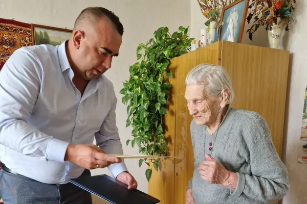 Na zdjęciu wiceprzewodniczący Rady Miejskiej w Bielsku-Białej Karol Markowski i jubilatka Albina Mankiewicz