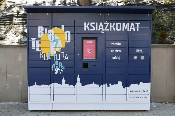 Na zdjęciu jest książkomat 