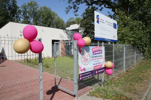 Na zdjęciu wejście na teren nowego żłobka 