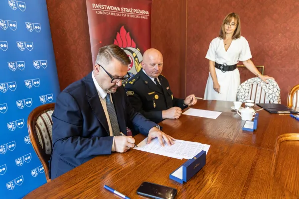 Na zdjęciu siedzący ludzie 