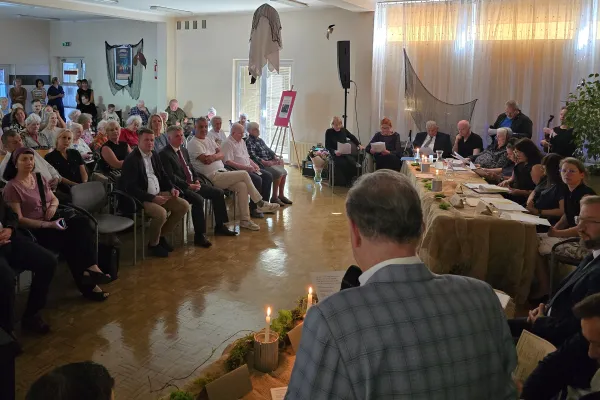 Na zdjęciu czytający i słuchacze 
